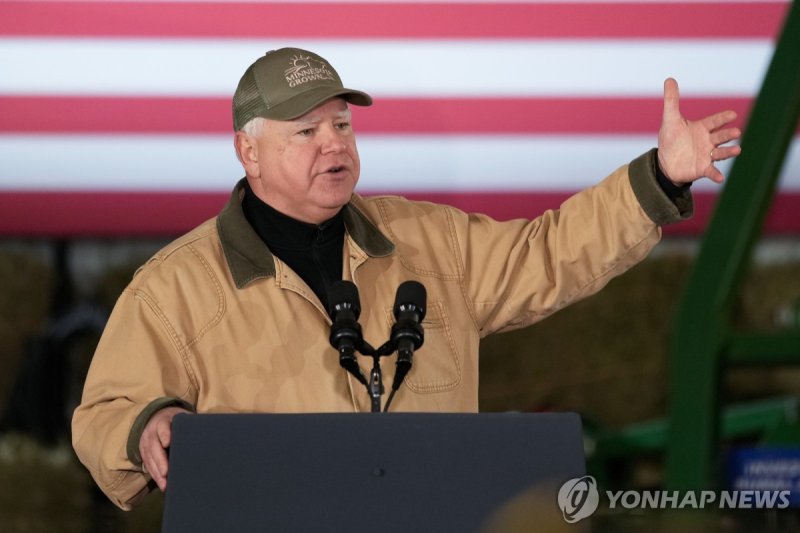 미국 민주당 부통령 후보인 월즈 미네소타 주지사 FILE - Minnesota Gov. Tim Walz speaks before President Joe Biden at Dutch Creek Farms, Nov. 1, 2023, in Northfield, Minn. (AP Photo/Abbie Parr, File) FILE PHOTO