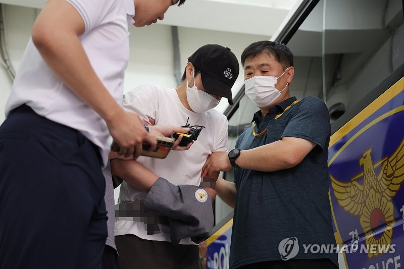 검찰로 송치되는 '아동학대 태권도 관장' (의정부=연합뉴스) 임병식 기자 = 지난달 19일 오전 경기 의정부경찰서에서 경찰이 관원인 5세 아동을 심정지 의식불명 상태에 빠지게 한 혐의로 구속된 태권도 관장 A씨를 의정부지검으로 송치하고 있다. 2024.7.19 andphotodo@yna.co.kr (끝)