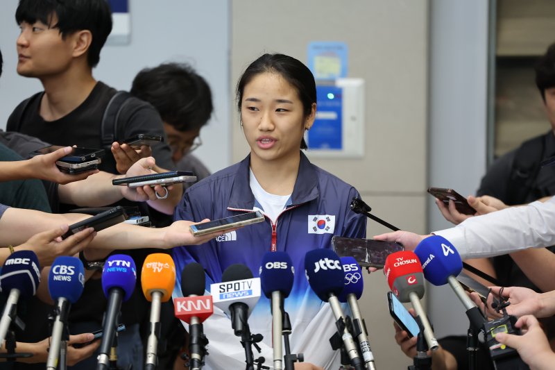 2024 파리올림픽 배드민턴 여자단식에서 금메달을 획득한 안세영이 7일 오후 인천공항을 통해 귀국하고 있다. 안세영은 금메달 획득 후 대한배드민턴협회에 대한 불만을 쏟아내며 논란이 되고 있다. 사진=뉴스1