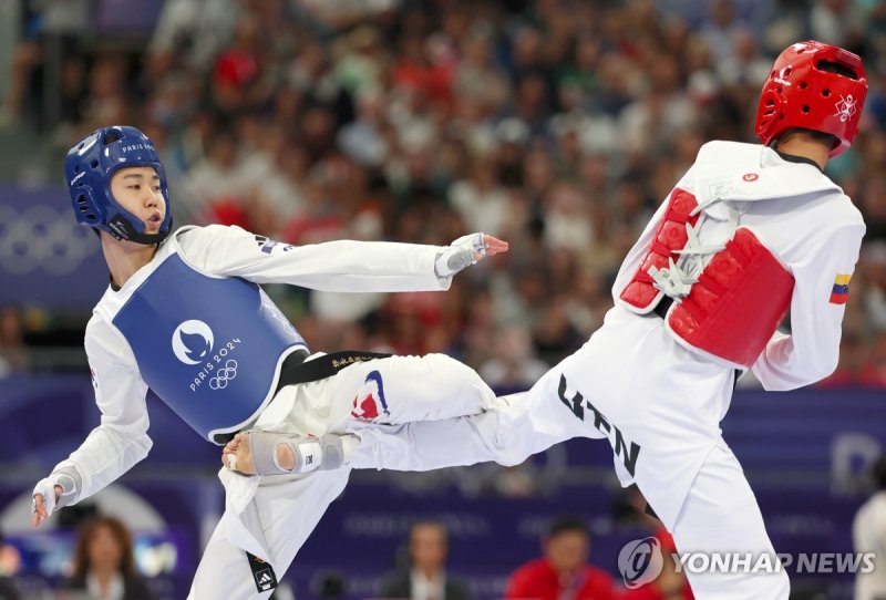 7일(현지시간) 프랑스 파리 그랑팔레 태권도경기장에서 열린 2024 파리올림픽 태권도 남자 58kg급 16강전에 출전한 한국 박태준이 베네수엘라의 요한드리 그라나도를 상대로 경기를 펼치고 있다. 연합뉴스