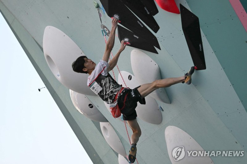 South Korea's Lee Dohyun competes in the men's sport climbing lead semi final during the Paris 2024 Olympic Games at Le Bourget Sport Climbing Venue in Le Bourget on August 7, 2024. (Photo by Jonathan NACKSTRAND / AFP)