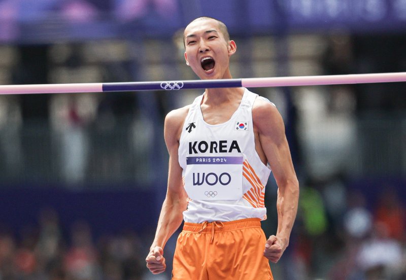 대한민국 대표팀 우상혁이 7일(한국시간) 프랑스 파리 스타드 드 프랑스에서 열린 2024 파리 올림픽 남자 육상 높이뛰기 예선에서 2.27m 2차 시기에 성공한 후 기뻐하고 있다. 이날 경기에서 우상혁은 결승에 진출했다. / 사진 = 뉴스1