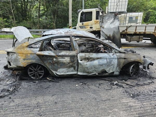 국도 달리던 승용차, 갑자기 '펑' 폭발..순식간에 불 번져 운전자 사망