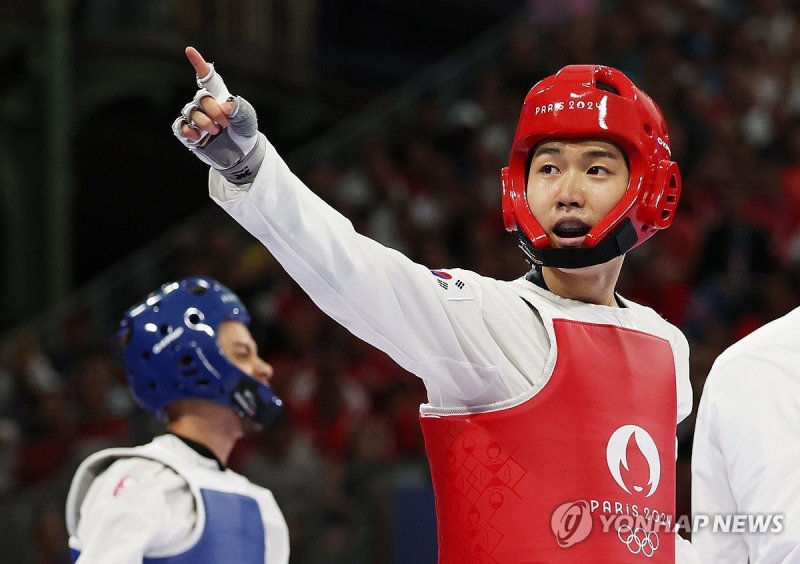 '가자, 금을 향해' '가자, 금을 향해' (파리=연합뉴스) 신준희 기자 = 7일(현지시간) 프랑스 파리 그랑팔레 태권도경기장에서 열린 2024 파리올림픽 태권도 남자 58kg급 8강전에 출전한 한국 박태준이 프랑스의 시리앙 라베를 상대로 승리한 뒤 기뻐하고 있다. 2024.8.7 hama@yna.co.kr (끝)