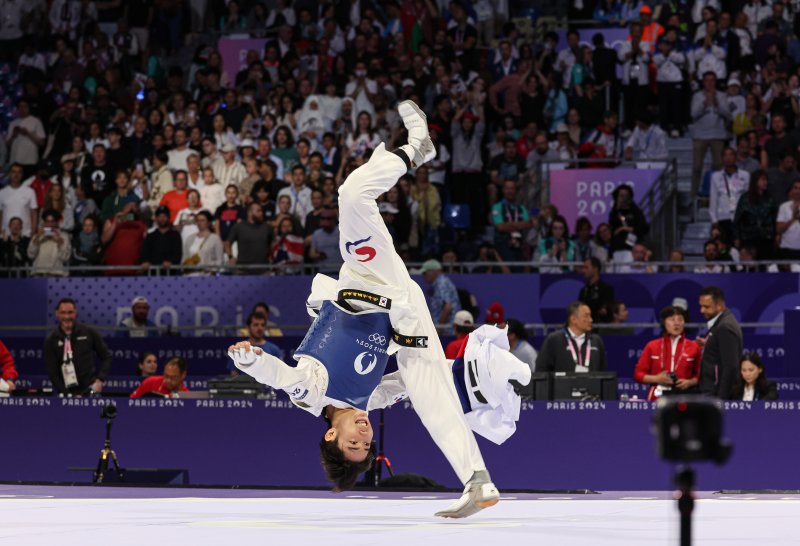 태권도 진짜 재미 보여준 박태준의 저돌성 … 상대 턱에 무시무시한 회전차기 작렬
