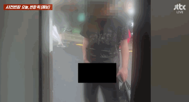 대낮 남의 가게 앞에서 '노상방뇨'한 男...맞은편 손님들 '경악' [영상]