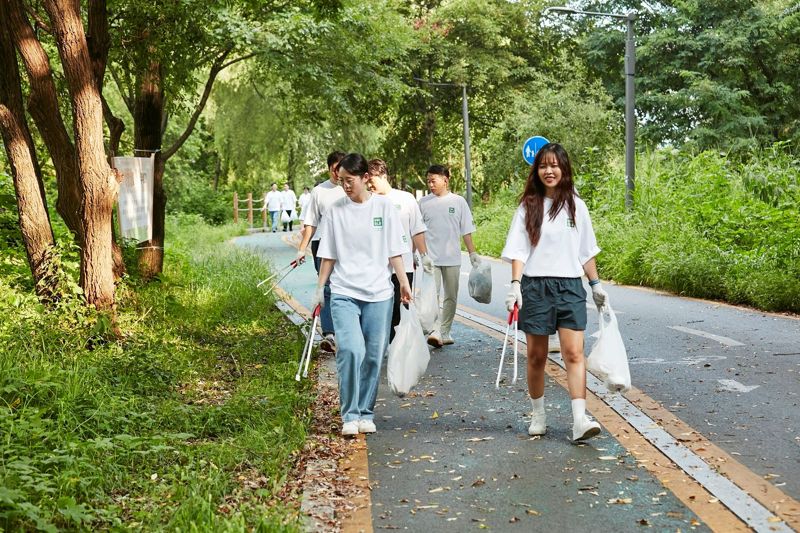 국내 최대 규모 '유니클로 롯데월드몰점' 오픈 앞두고 임직원 송파둘레길 환경 정화