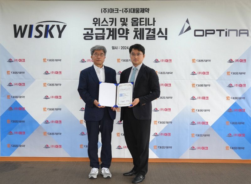 김형회 아크 대표(왼쪽)와 이창재 대웅제약 대표가 위스키와 옵티나 공급계약 체결 후 기념 촬영을 하고 있다.(대웅제약 제공)/뉴스1 ⓒ News1