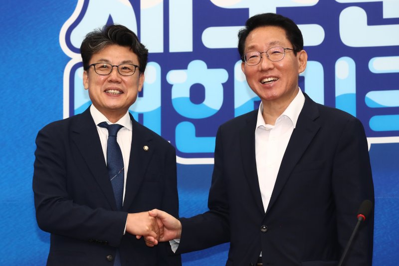 김상훈 국민의힘 정책위의장(오른쪽)과 진성준 더불어민주당 정책위의장이 7일 오전 서울 여의도 국회에서 만나 악수하고 있다. 2024.8.7/뉴스1 ⓒ News1 이광호 기자