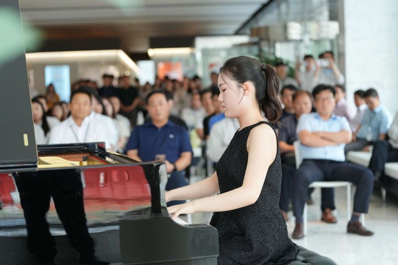 "문화예술로 구성원과 소통" KCC, 직원 참여 피아노 연주회 진행