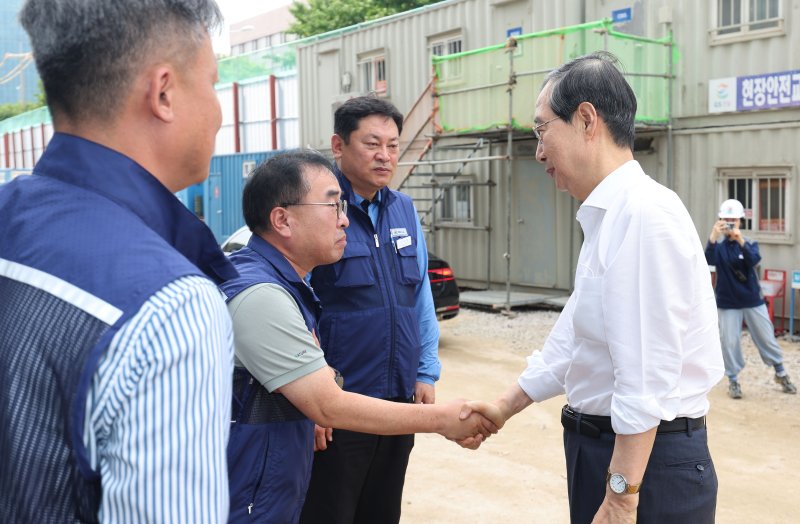 한 총리 건설현장 폭염상황 점검.."2~5시 야외작업 중단, 휴식 필요"