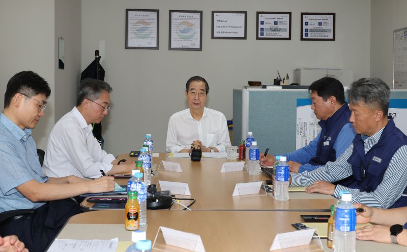 한 총리 건설현장 폭염상황 점검.."2~5시 야외작업 중단, 휴식 필요"