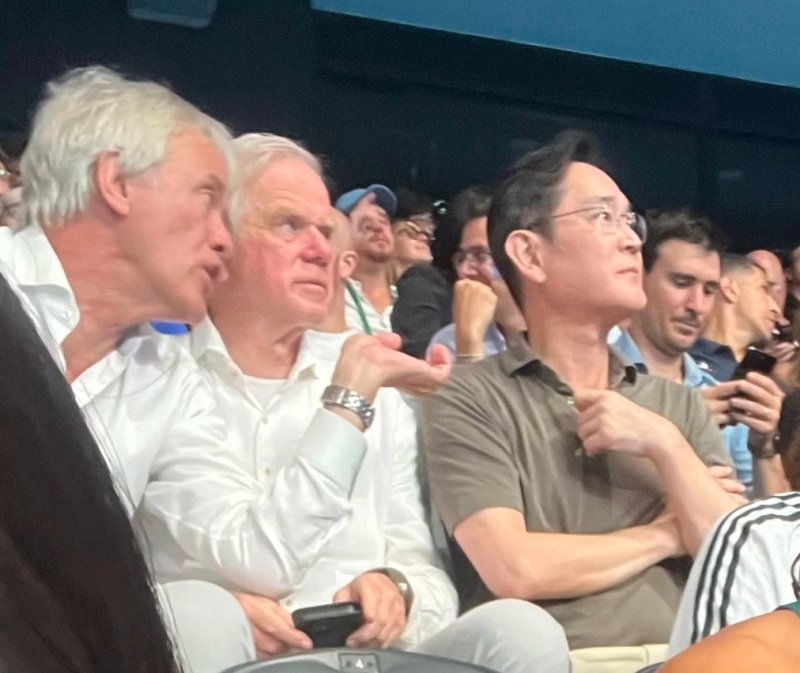 이재용 삼성전자 회장 (서울=연합뉴스) 이재용 삼성전자 회장이 지난 3일(현지시간) 파리 올림픽에서 피터 베닝크 ASML 전 CEO(왼쪽), 마틴 반 덴 브링크 ASML CTO(가운데)와 함께 수영 경기를 보고 있다. 2024.8.8. [웨이보 캡처. 재판매 및 DB 금지]