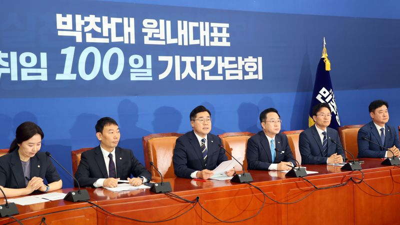 더불어민주당 박찬대 당 대표 직무대행 겸 원내대표가 8일 국회에서 열린 원내대표 취임 100일 기자간담회에서 발언하고 있다. 사진=서동일 기자