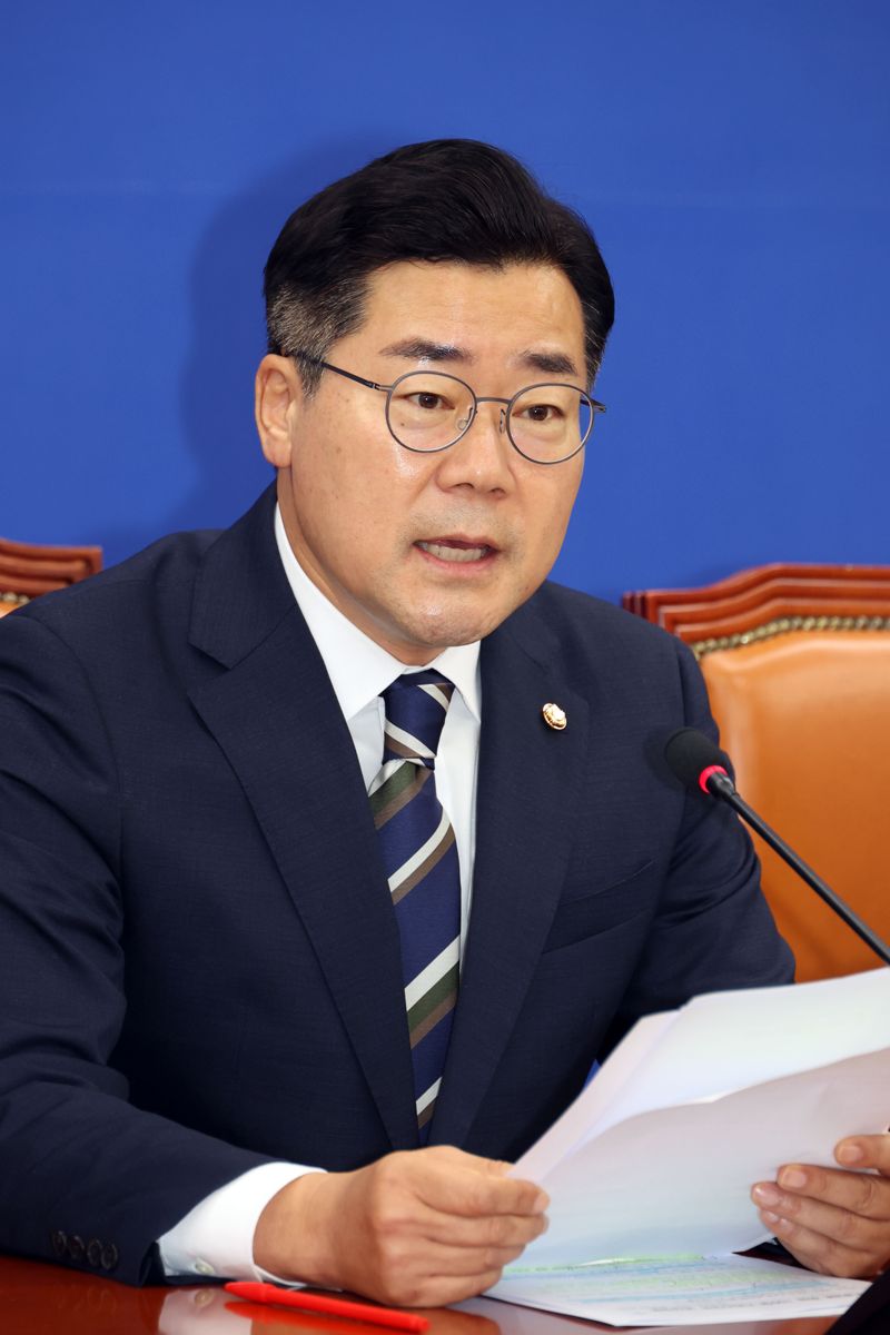 더불어민주당 박찬대 당 대표 직무대행 겸 원내대표가 8일 국회에서 열린 원내대표 취임 100일 기자간담회에서 발언하고 있다. 사진=서동일 기자