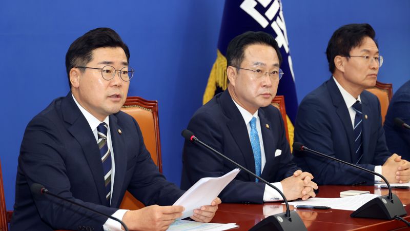 더불어민주당 박찬대 당 대표 직무대행 겸 원내대표가 8일 국회에서 열린 원내대표 취임 100일 기자간담회에서 발언하고 있다. 사진=서동일 기자