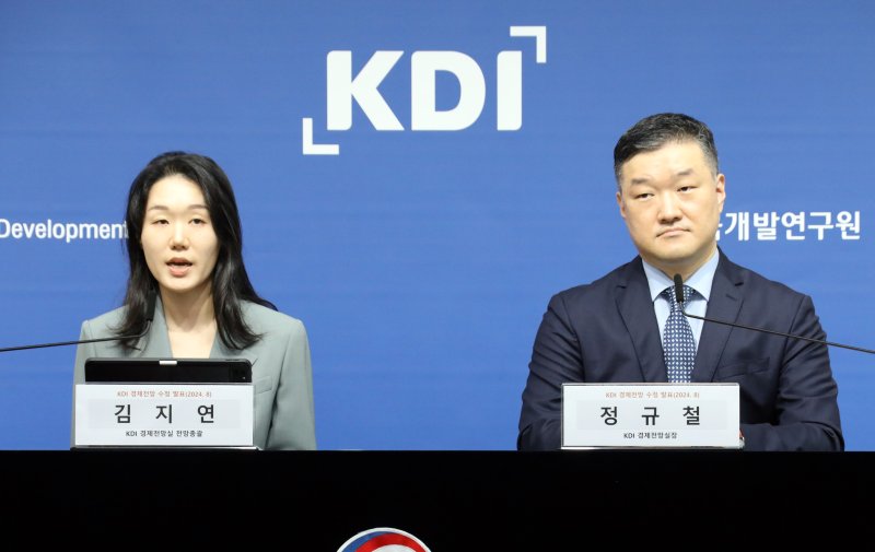 KDI, 2024년 8월 수정 경제전망은 (세종=연합뉴스) 배재만 기자 = 김지연 KDI 경제전망실 전망총괄이 8일 오전 정부세종청사 기재부 브리핑실에서 8월 수정 경제전망을 설명하고 있다. 오른쪽은 KDI 정규철 경제전망실장. 2024.8.8 scoop@yna.co.kr (끝)