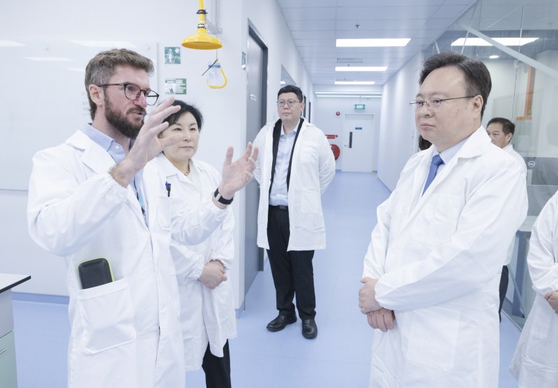 조규홍 보건복지부 장관이 지난 7일(현지시간) 싱가포르의 바이오산업 산업단지인 바이오폴리스에서 관계자에게 설명을 듣고 있다. 보건복지부 제공