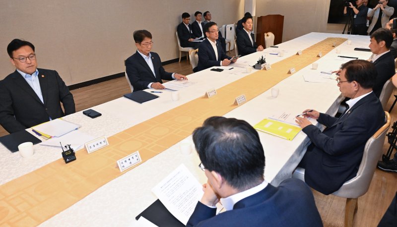 지난 8일 서울 종로구 정부서울청사에서 부동산관계장관회의가 열리고 있다. 사진=뉴시스