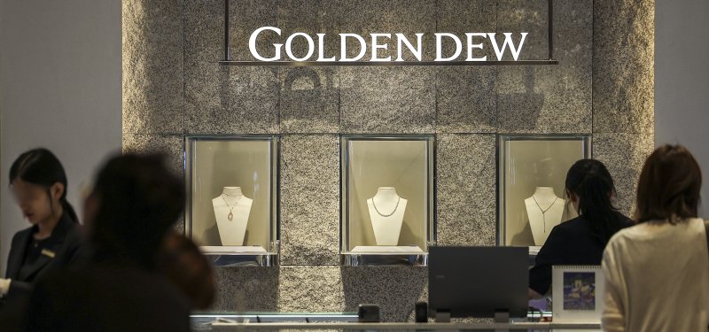 [서울=뉴시스] 정병혁 기자 = 지난달 12일 서울의 한 골든듀 매장을 찾은 시민들이 제품을 살펴보고 있다. 2024.07.12. jhope@newsis.com