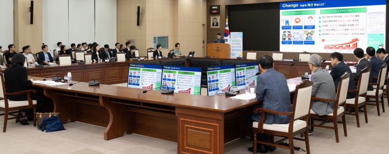 8일 서울 용산구 국방부 청사 대회의실에서 '2024 국방부 적극행정 경진대회'가 진행되고 있다. 사진=국방부 제공