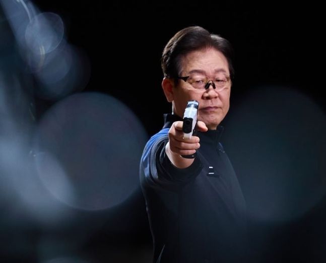 권총 들고 정조준 한 이재명, 저격한 진종오 "표적은 어디냐?"