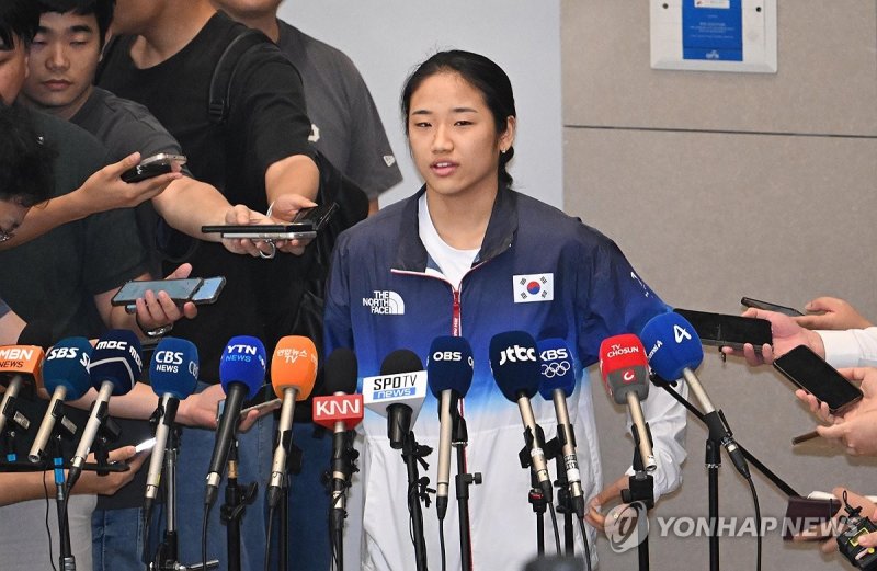 안세영 "축하받아야 할 선수들 영광 덮어 죄송, 입장은 올림픽 끝난 뒤에"