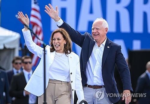 해리스 미국 부통령(왼쪽)과 월즈 미네소타 주지사(오른쪽) [EPA=연합뉴스]