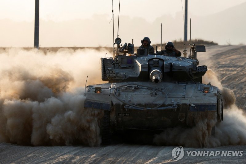 이스라엘군 탱크 A tank manoeuvres near the Israel-Gaza border, amid the ongoing conflict between Israel and Hamas, in Israel, August 7, 2024. REUTERS/Amir Cohen
