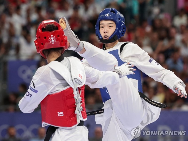 파리올림픽 태권도 여자 57kg급 준결승에서 한국 김유진이 '세계랭킹 1위'인 중국의 뤄쭝스와 경기를 펼치고 있다. 사진=연합뉴스