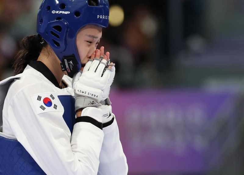 8일(현지시간) 프랑스 파리 그랑팔레 태권도경기장에서 열린 2024 파리올림픽 태권도 여자 57kg급 준결승에서 한국 김유진이 '세계랭킹 1위'인 중국의 뤄쭝스을 꺾고 기뻐하고 있다. 사진=연합뉴스