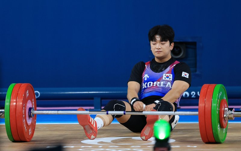 대한민국 역도 국가대표팀 박주효 선수가 9일 오전(한국시간) 프랑스 파리 사우스 파리 아레나 6에서 진행된 2024 파리올림픽 역도 남자 73kg급 경기에서 인상 3차시기 150kg에 실패하고 있다. 사진=뉴스1