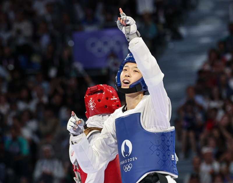 (파리(프랑스)=뉴스1) 이동해 기자 = 대한민국 태권도 국가대표팀 김유진 선수가 9일(한국시간) 프랑스 파리 그랑 팔레에서 진행된 2024 파리올림픽 태권도 여자 57kg급 결승 경기 이란의 나히드 키야니찬데 선수와의 경기에서 금메달을 확정지은 후 기뻐하고 있다. 2024.8.9/뉴스1 /사진=뉴스1