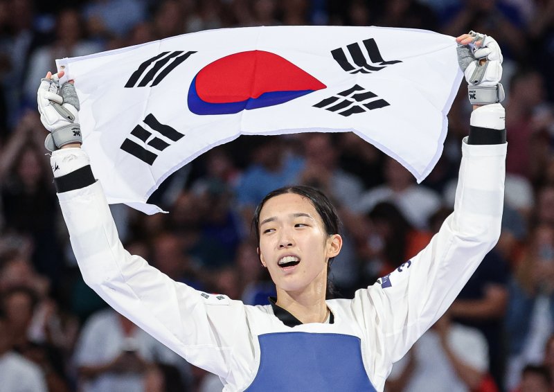 (파리(프랑스)=뉴스1) 이동해 기자 = 대한민국 태권도 국가대표팀 김유진 선수가 9일(한국시간) 프랑스 파리 그랑 팔레에서 진행된 2024 파리올림픽 태권도 여자 57kg급 결승 경기 이란의 나히드 키야니찬데 선수와의 경기에서 금메달을 확정지은 후 기뻐하고 있다. 2024.8.9/뉴스1 /사진=뉴스1화상