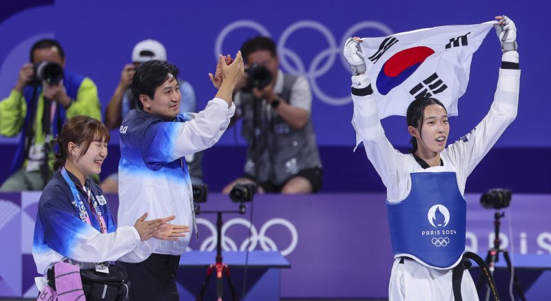 펜싱 이어 세계 랭커 4명 격파한 24위 김유진의 기적까지... “그랑팔레 너무 좋아”