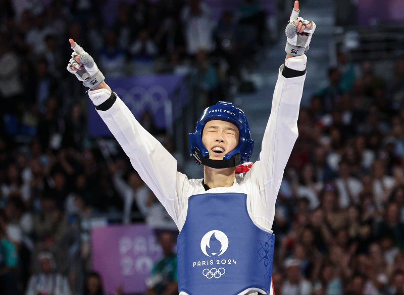 대한민국 태권도 국가대표팀 김유진 선수가 9일(한국시간) 프랑스 파리 그랑 팔레에서 진행된 2024 파리올림픽 태권도 여자 57kg급 결승 경기 이란의 나히드 키야니찬데 선수와의 경기에서 금메달을 확정지은 후 기뻐하고 있다. 사진 = 뉴스1