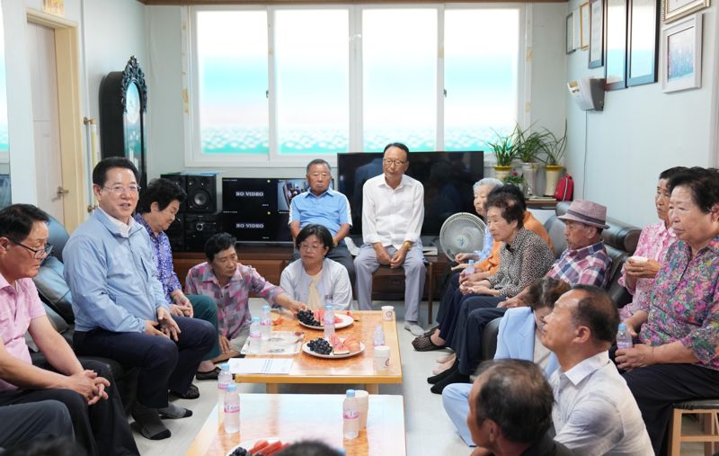 전남도가 어르신, 장애인 등 폭염 취약계층 특별 관리에 총력을 기울이고 있는 가운데 김영록 지사가 지난 7월 31일 무더위쉼터로 지정된 염산면 운송정경로당을 찾아 어르신들의 안부를 살피고 있다. 전남도 제공