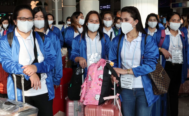 [인천공항=뉴시스] 공항사진기자단 = 외국인 가사관리사 시범사업에 참여하는 필리핀인 가사관리사들이 지난 6일 오전 인천국제공항을 통해 입국해 버스로 이동하고 있다. 2024.08.06. photo@newsis.com /사진=뉴시스