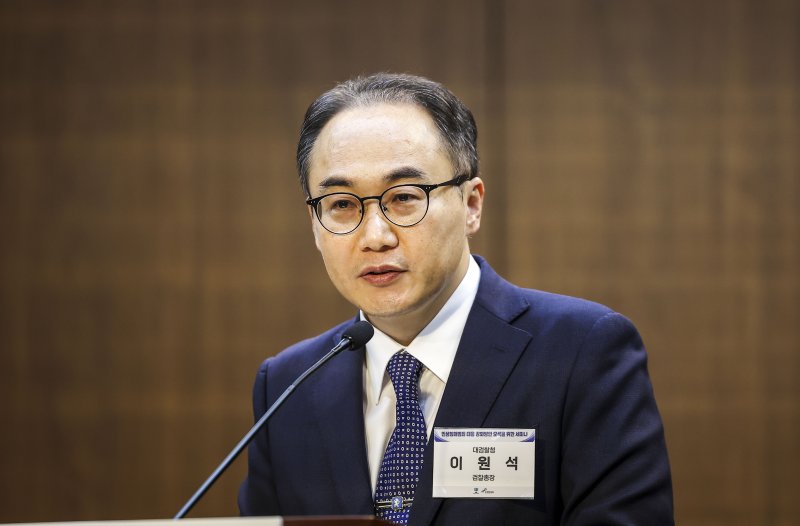 [서울=뉴시스] 정병혁 기자 = 이원석 검찰총장이 지난 7월22일 서울 중구 은행회관에서 열린 민생침해범죄 대응 강화방안 모색을 위한 세미나에서 환영사를 하고 있다. 2024.07.22. jhope@newsis.com