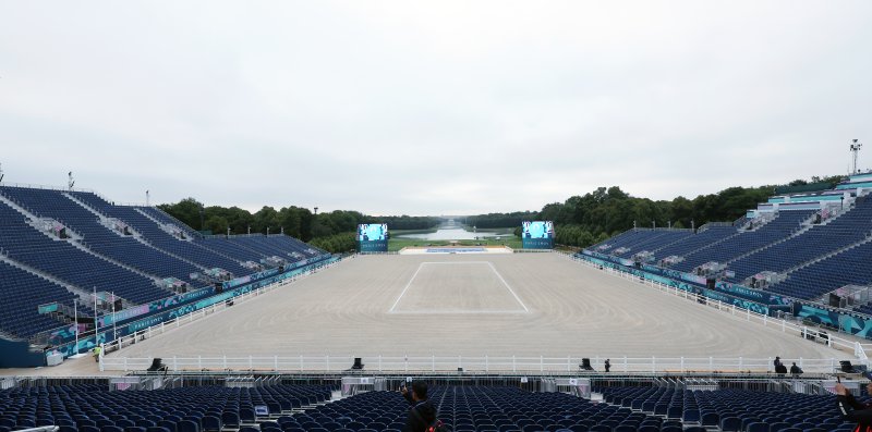 24일 오후(한국시간) 프랑스 베르사유 샤토 드 베르샤유 승마 경기장 스탠드에서 궁전이 보이고 있다. 유네스코 세계 문화유산으로 등재된 베르사유 궁전에서는 승마와 근대 5종 경기가 펼쳐진다. 2024.7.24/뉴스1 ⓒ News1 박정호 기자