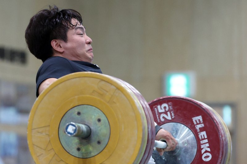 2024 파리하계올림픽을 한 달 앞둔 26일 오후 충북 진천군 광혜원면 선수촌로 진천국가대표선수촌 역도 국가대표팀 훈련장에서 유동주 선수가 구슬땀을 흘리며 훈련을 하고 있다. 2024.6.26/뉴스1 ⓒ News1 박정호 기자