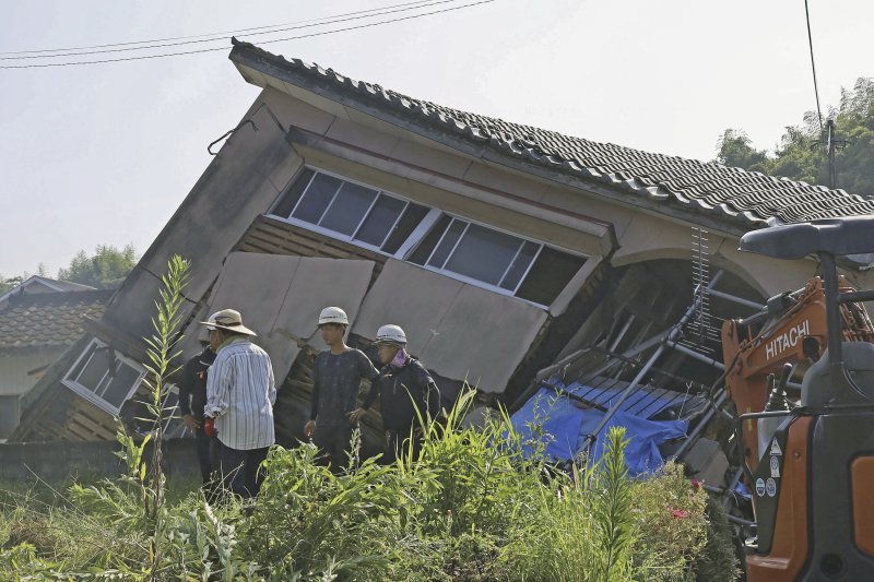 일본 규슈 미야자키현 앞바다에서 8일 규모 7.1 지진이 발생한 뒤 9일 가고시마현 오사키에 있는 한 가정집이 무너져 있다. 일본 기상청은 전날 발생한 지진 이후 '난카이 트로프' 지진 임시 정보(거대 지진 주의)'를 발표했다. AP뉴시스