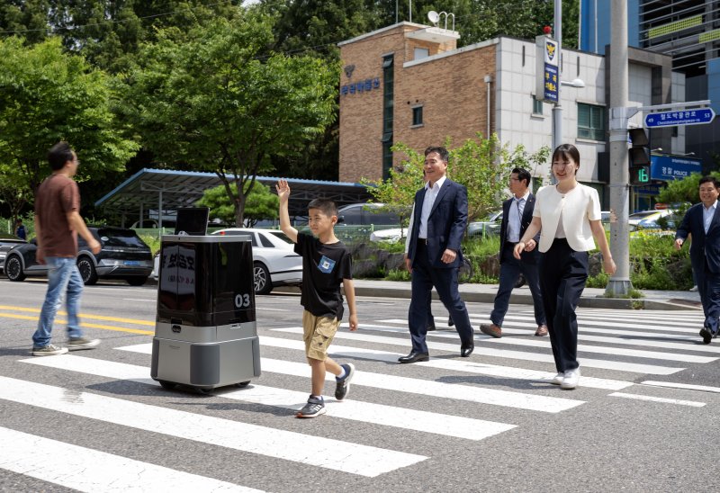 현대차그룹 자율주행 배송로봇 달이 딜리버리가 9일 경기 의왕 부곡파출소 앞 횡단보도를 건너고 있다. 현대차그룹