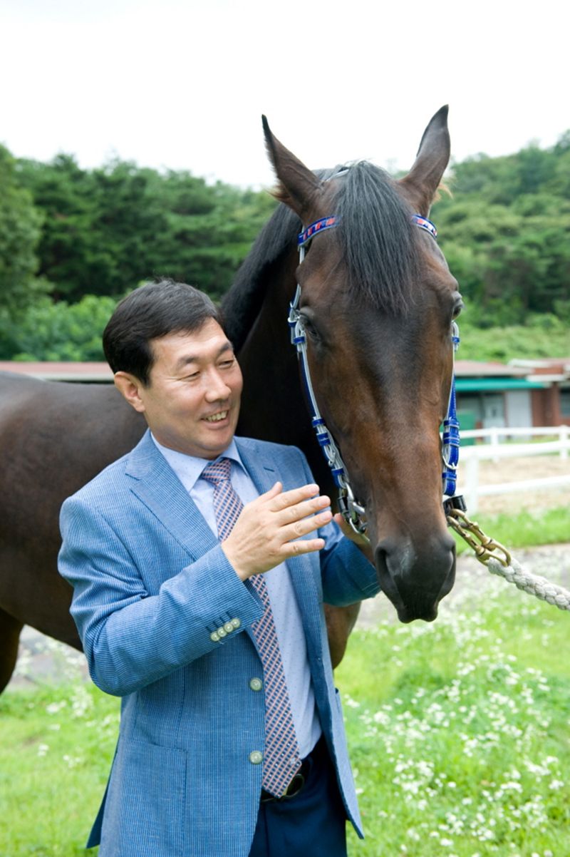 한국경마 역대 최다승인 1500승 대기록 달성을 앞둔 김영관 조교사. 한국마사회 제공