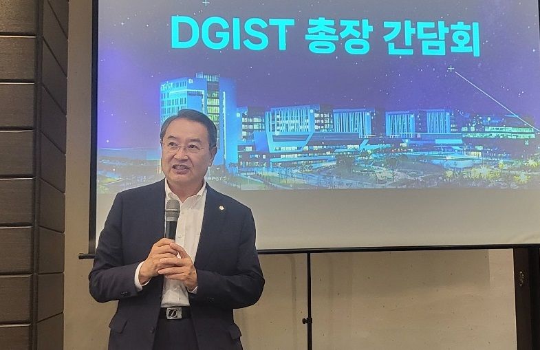 이건우 DGIST 총장이 9일 서울 광화문 인근에서 기자간담회에서 올해 신규 사업에 대해 설명하고 있다. 사진=김만기 기자