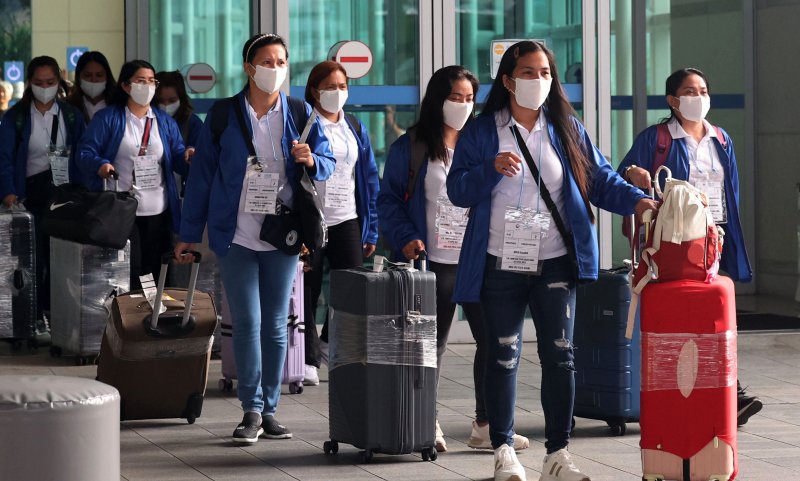 "싱가포르 월 40만원, 한국 238만원" 필리핀 가사도우미 시급 논란 가열