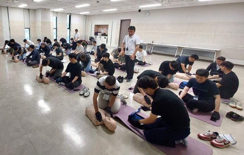 경기 화성시 YBM연수원에서 DL이앤씨 안전관리자들이 CPR 수료증 취득을 위해 실습교육을 받고 있다. DL이앤씨 제공