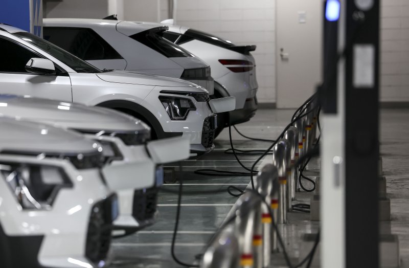 [서울=뉴시스] 정병혁 기자 = 지난 2일 서울시내 주차장 내 전기차충전소에서 전기차량이 충전되고 있는 모습. 2024.04.02. jhope@newsis.com