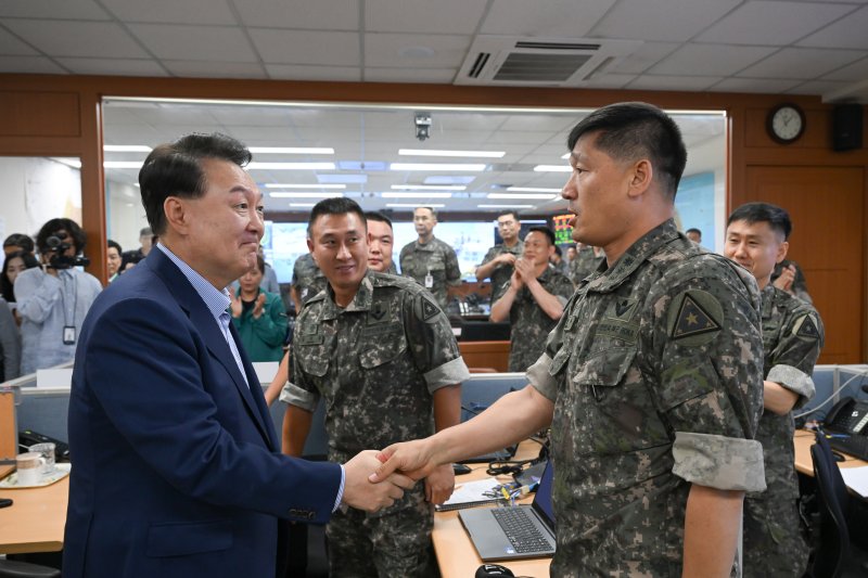 여름 휴가중인 윤석열 대통령이 지난 9일 충남 계룡대 전투통제실을 방문, 박안수 육군참모총장, 이영수 공군참모총장, 양용모 해군참모총장 등과 함께한 간담회를 마친 뒤 장병을 격려하고 있다. (사진=대통령실 제공) /사진=뉴시스화상