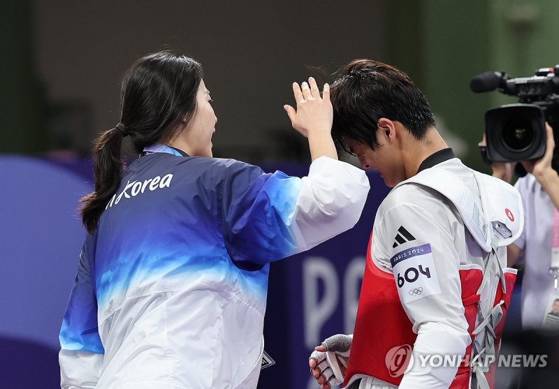 한국 서건우가 칠레 호아킨 추르칠에게 승리한 뒤 오혜리 코치와 기뻐하고 있다. 사진=연합뉴스